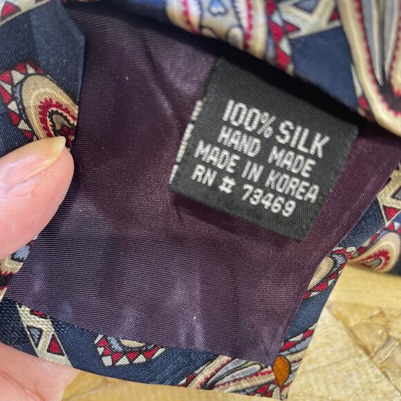 Official Looney Tunes Mania Silk Necktie w/Characters on It - Picture 5 of 6